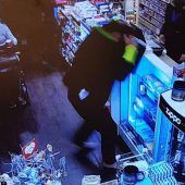 Rollstuhlfahrer greift mutig ein