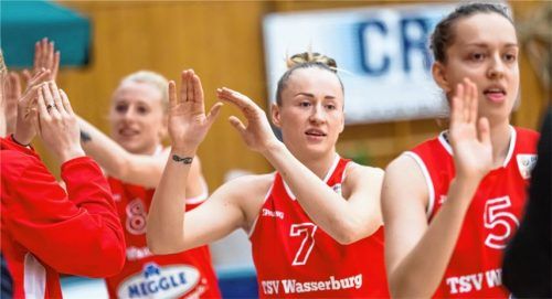 Abklatschen bei Wasserburgs Basketball-Damen nachdem der Einzug ins Finale feststand. Gestern Abend siegten die Innstädterinnen in Herne mit 82:59. Foto  Brei