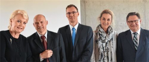 Abschied und Willkommen: Rosenheims Oberbürgermeisterin Gabriele Bauer (links), Bauamtsleiterin Doris Lackerbauer (Zweite von rechts) und Staatssekretär Gerhard Eck (rechts) verabschiedeten den bisherigen Bereichsleiter Christian Rehm (Zweiter von links) und begrüßten seinen Nachfolger Stefan Högenauer. Foto Huber