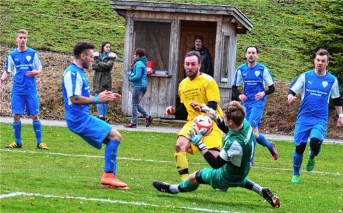 Amerangs Torwart Andreas Dumpler vereitelt in dieser Szene die Chance von Riederings Andi Hiltner.Foto Hoffmann