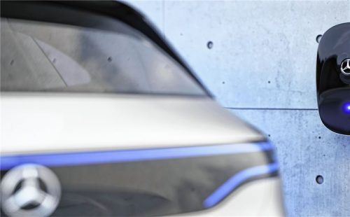 An einer Wallbox kann die leere Batterie kanz komfortabel aufgeladen werden. Foto Daimler