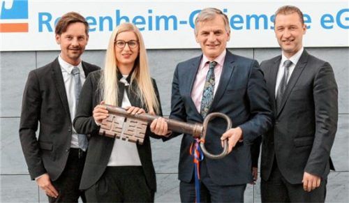 Annegret Daxenberger, neue Leiterin der Hauptgeschäftsstelle Grassau, mit Martin Dießbacher, Geschäftsführer Chiemgau-Süd (links) und Franz Schlechter, Leiter der Firmenkundenbetreuung Chiemgau, und Vorstandsmitglied Roland Seidl (beide rechts). Foto re