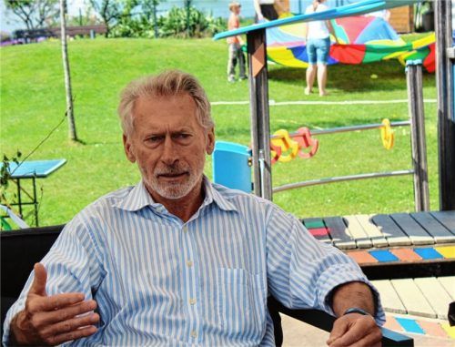 Appellierte an die Besucher, Sport ans Alter angepasst zu treiben: Paul Breitner, Fußballweltmeister von 1974. Foto Steffenhagen