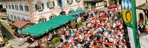 Auf dem Dorfplatz in Törwang wird am Sonntag, 29. April, bei Musik, Bier und bayerischen Schmankerln zünftig gefeiert.