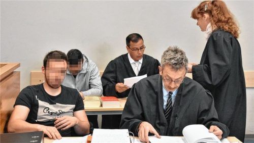 Auf der Anklagebank: Daniel R. (vorne links) und Simon H. (hinten links) müssen sich für den Tod zweier junger Frauen verantworten. Fotos Schlecker