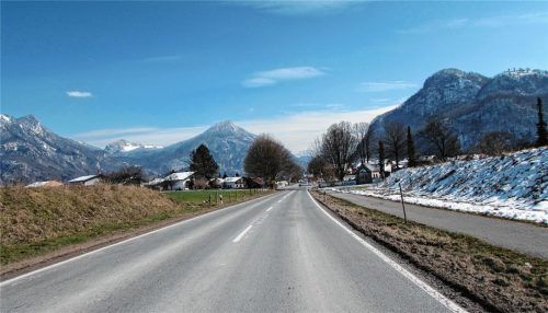Auf der Staatsstraße 2089 zwischen Brannenburg und dem nördlichen Ortsende von Flintsbach wünscht sich der Flintsbacher Gemeinderat eine Geschwindigkeitsreduzierung. Foto Steffenhagen