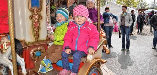 Auf die Kleinen wartet ein Kinderkarussell.Fotos ru