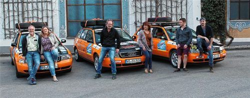 Auf ins Abenteuer (von links): Michael und Gitti Michel (beide aus Evenhausen), Herbert und Elke Meyer (beide aus Amerang) sowie Fabian Stadler und Alex Müller (beide aus Obing) gehen bei der Europa-Orient-Rallye an den Start.