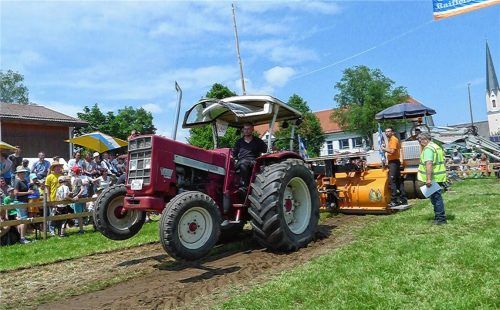 Aufregendes Spektakel: Die Traktoren versuchen, das Gefährt trotz Bremsschlittens über eine Distanz von 100 Metern zu ziehen. Foto hpi