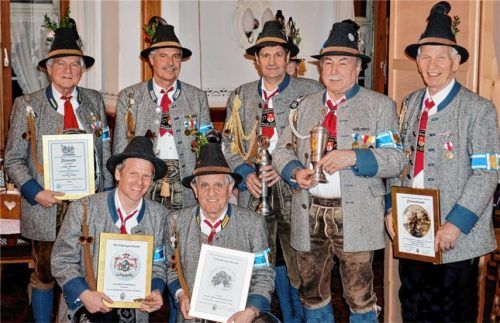 Ausgezeichnete Gebirgsschützen (von links obere Reihe) Jürgen Röhrdanz, Georg Seiser, Georg Obermayer, Peter Veicht und Peter Zahn, sowie (untere Reihe) Michael Bachmann und Georg Wolf.Foto Niessen