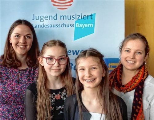 Ausgezeichnete Schülerinnen: Musikpädagogin Christine Schreier (links) und Lehrerin Sophia Philippzig (rechts) begleiteten Leni Hoffmann (vorne links) und Veronika Wimmer zum Landeswettbewerb nach Regensburg.Foto re