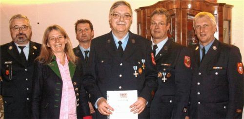 Ausgezeichnetes Engagement: Helmut Moser (Mitte) ist seit 40 Jahren aktives Mitglied bei der Endorfer Feuerwehr und bekam dafür nicht nur das goldene Ehrenzeichen, sondern auch die Glückwünsche von (von links) Mario Kögl, Doris Laban, Alexander Danzer, Josef Moosbauer und Rainer Tippl. Foto re