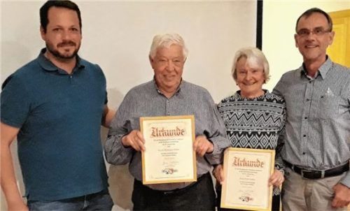 Auszeichnung: Abteilungsleiter Stockschützen Georg Fischbacher (von links), die frisch ernannten Ehrenmitglieder Hermann und Edith Huber sowie Erster Vorstand Andreas Lakowski.Foto re