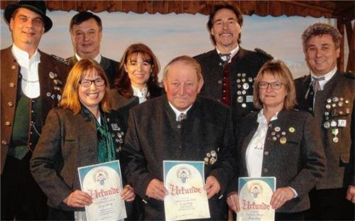 Auszeichnung für ihre Treue zum Verein: (hinten von links) Gauschützenmeister Bernhard Brehmer, Bürgermeister Hans Schartner und Schützenmeister Stefan Langl (rechts) gratulierten Sylvia Murner, Michael Murner (vorne von links) Manuela Wierer, Hermann Rieder und Gabi Obinger.Foto re