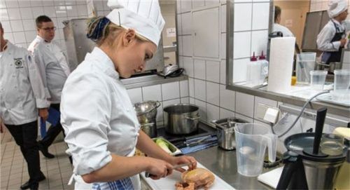 Auszubildende in der Gastronomie: Wer Vertrag auflöst, hört nicht automatisch mit Lehre auf, so die IHK.Foto  dpa