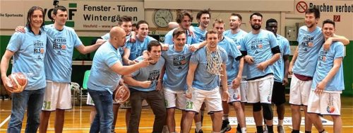 Bad Aiblings Basketball-Herren nach dem Sieg gegen Freising, der den Meistertitel und Aufstieg bedeutete. Foto  Fireballs