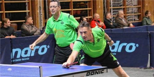 Bad Aiblings Mannschaftsführer Hans Wiesböck (mit Hans Röslmair im Hintergrund) hat mit seinem Team die Oberliga mit zwei Niederlagen verlassen. Foto  Erlich