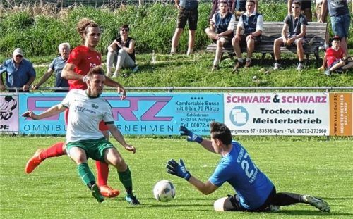 Baldhams Keeper Max Salamon rettet gegen den durchgebrochenenen Markus Eisenauer