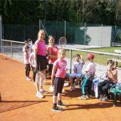 Ballübungen, Bewegungsübungen – und dann der Griff zum Tennisschläger