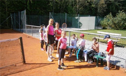 Ballübungen, Bewegungsübungen – und dann der Griff zum Tennisschläger