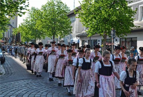 Bei bestem Wetter freuten sich die zahlreichen Zuschauer an einem prächtigen Bild, als die Trachtler durch die Stadt zogen.