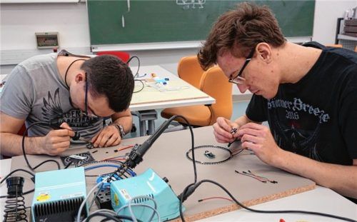 Bei der Arbeit: Florian Bayeff-Filloff (links) und Daniel Baudenbacher basteln an einer LED-Uhr. Von der Veranstaltung sind beide begeistert.