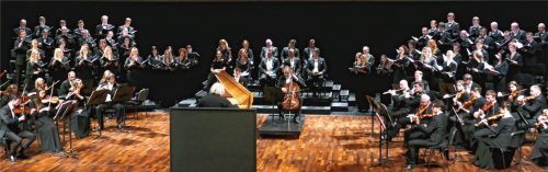 Bei dieser Matthäuspassion waren die beiden Chöre und zugehörigen Orchester weit auseinandergezogen gegenübergestellt. In der Mitte saßen die Solisten auf einem Podest.Foto Janka