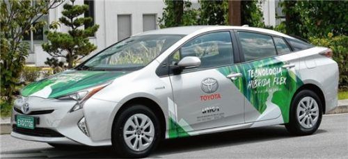 Bei einem Prototyp auf der Basis des Toyota Prius kann der Verbrennungsmotor des Hybridantriebs nicht nur mit Benzin, sondern zum Beispiel auch mit Ethanol (Alkohol) betrieben werden kann. Ethanol kann bis zu 100 Prozent aus nachwachsenden Rohstoffen gewonnen werden. Foto Auto-Medienportal.Net/Toyota