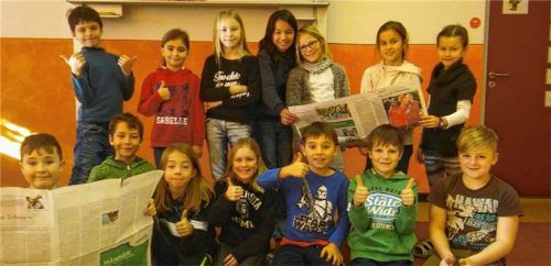 Beide Daumen hoch: Die Klasse 3a der Preysing Grundschule Aschau, Lehrerin Christine Steiner.