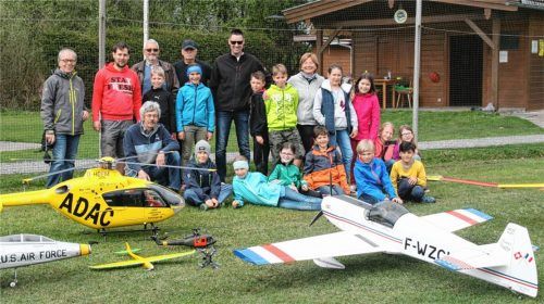 Beim Modellflugclub Rosenheim erlebte die Klasse 4b der Grundschule Hochstätt einen spannenden Vormittag.Foto  re