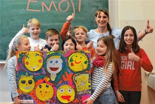 Besonders viel Freude hatten die Aisinger Schülerinnen und Schüler beim Gestalten eines großen Gruppenbildes, auf dem Emojis zu sehen sind. „Wir sind ein super Team!“, sagte Viona (vorne, Erste von links) begeistert. „Zusammen werden wir alle mal berühmt!“. Foto re