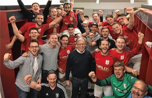 Besuch in der Wasserburger Kabine: Bürgermeister Michael Kölbl gratulierte den jubelnden „Löwen“-Spielern zu Meisterschaft und Aufstieg.