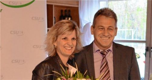 Blumen vom Heimatverband für die frisch ernannte stellvertretende Generalsekretärin der CSU, Daniela Ludwig.Foto sel