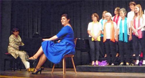 Boten einen heiteren Konzertabend: Monika Reif, Clarissa Reif und der Frauenchor Stephanskirchen (von links).