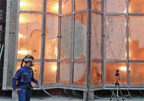 Brand auf Probe: Mitarbeiter des Instituts für Fenstertechnik (ift) in Rosenheim prüfen den Feuerwiderstand von Türen, Fenstern und Glasfassaden. Foto Re