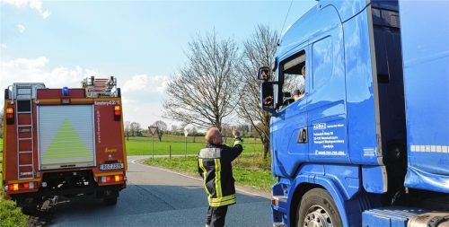 Bürgermeister Georg Gäch, als Feuerwehrmann im Einsatz, hatte es noch nicht einmal geschafft, vorschriftsmäßig seinen Helm aufzusetzen, da musste er dem polnischen Lkw-Fahrer klar machen, dass es linksrum für ihn nicht weitergeht, er rechts über Edling zur B304 fahren muss.