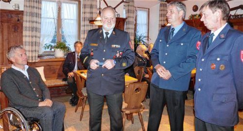Bürgermeister Hajo Gruber, Kreisbrandmeister Hans Huber und Kommandant Sebastian Leitner (von links) dankten Christian Weiß (Zweiter von rechts) für seinen 25-jährigen aktiven Dienst bei der Freiwilligen Feuerwehr Mühlbach.Foto Hko