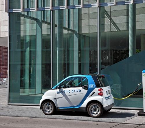 Car2go in Ulm: Smart Fortwo Electric Drive an einer Ladesäule. Foto Auto-Medienportal.Net/Daimler