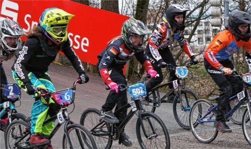 Celina Brunn (Nummer 502) kämpfte sich beim ersten und zweiten Bundesligalauf weit nach vorne und wurde Erste im Finale ihrer Altersgruppe in Bispingen.Foto Otto