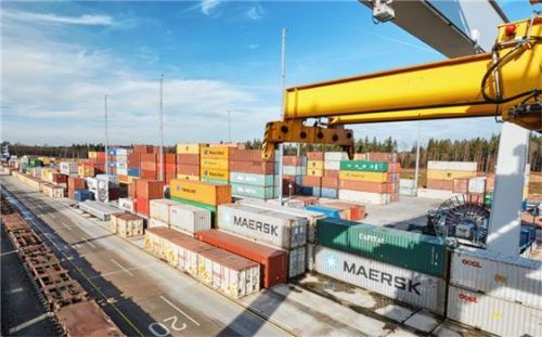 Container am Kombi-Terminal in Burghausen vor ihrer Verladung auf die Schiene. Foto re