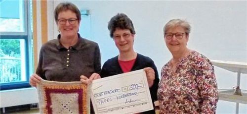 Dagmar Badura (Bürgertreff), Martina Mauder, geistliche Begleitung, Marianne Mayer, Erste Vorsitzende der KFD Kolbermoor, freuen sich über den 500-Euro-Scheck für den Bürgertreff (von links).