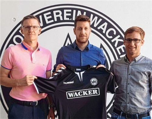 Daniel Hofstetter nach seiner Vertragsverlängerung mit Karl-Heinz Fenk (links) und Andreas Huber. Foto  Buchholz