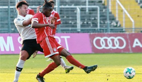 Daniel Majdancevic (links), hier im Zweikampf mit Bayern-Spieler Maxime Awoudja hatte kurz vor Schluss Pech, als sein abgefälschter Schuss knapp am Tor vorbeiging. Fotos  Fehrmann