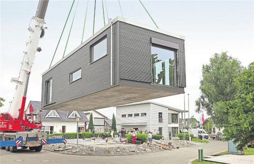 Darf’s nun ein bisserl mehr Wohnfläche sein? Da schwebt er heran – der neue Anbau fürs Modul-Eigenheim. Fotos dpa