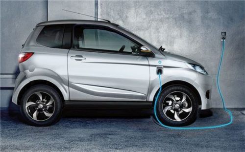 Das Aufladen des elektrischen Leichtmobils ist an jeder üblichen 220-Volt-Haushaltssteckdose möglich. Foto djd/Leichtmobile