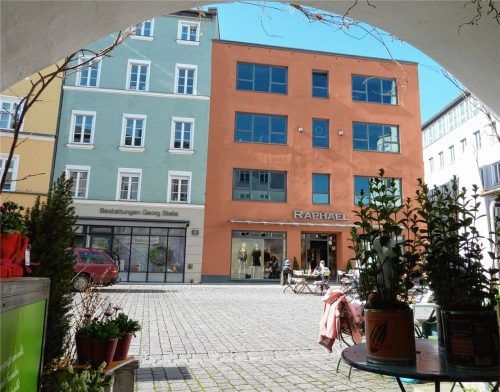Das ehemalige „Fröschl-Haus“ war vor 25 Jahren eines der vorgesehenen Notquartiere für die Stadtbibliothek. Weil sich aber Provisorien nur allzu schnell als dauerhaft erweisen, harrte die Bücherei noch einige Jahre in beengten Verhältnissen am Ludwigsplatz hinter der Post aus. Vor 21 Jahren erfolgte dann der Umzug in das großzügige Quartier am Salzstadel.Foto  Bi