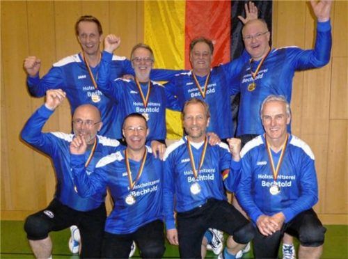 Das mit Gold dekorierte Team des ESV Rosenheim bildeten Jörg Ramel, Lothar Link, Günter Hebling, Jochen Fagel (hinten von links), Manfred Jungwirth, André Marsch, Sepp Waritschlager und Gerhard Steffek (vorne von links).