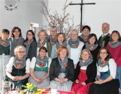 Das neue Team der KFD Degerndorf (vordere Reihe): Hildegard Stuhlreiter, Maria Huber, Anna Bichler, Elisabeth Nothelfer, Bettina Unger sowie (hintere Reihe von links): Die Helferinnen Annette Gottwald, Carmen Gratzl, Claudia Steer, Gertraud Hartig, Andrea Ciecerski, Roswitha Mikal, Irmgard Madersbacher, Hanne-Lore Kose, Karin Reichinger, Präses Pfarrer Helmut Kraus und Andrea Schuppe.Foto Re