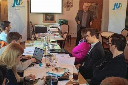 Das nötige Rüstzeug für die kommunalpolitische Arbeit gab Stephanskirchens Altbürgermeister Rudolf Zehentner (stehend) der Jungen Union an die Hand.Foto  re