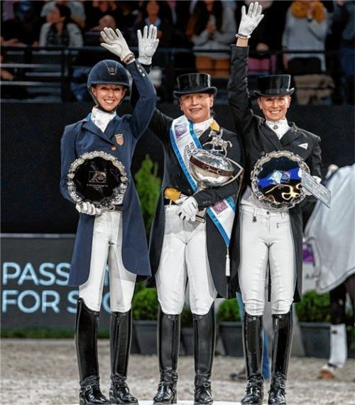 Das Siegerpodest von links: Die Amerikanerin Laura Graves, die Weltranglisten-Erste Isabell Werth und Jessica von Bredow-Werndl. Fotos Sportfotos-lafrentz.de